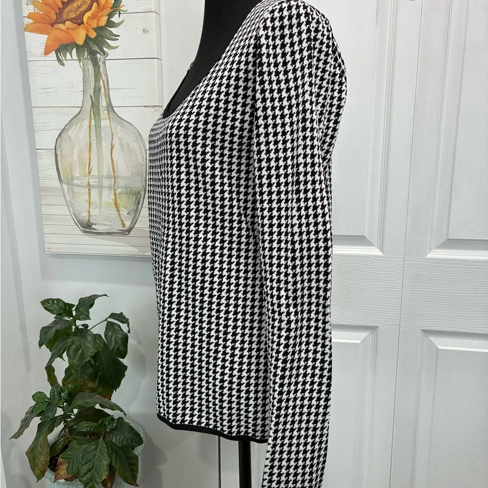 White House Black Market Monochrome Houndstooth Long Sleeve Top - Picture 2 of 5